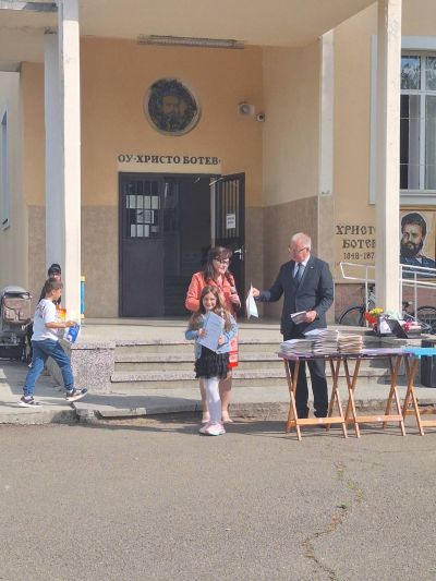 Учебната година приключи тържествено за  учениците от I до III клас 2
